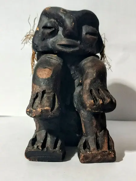Foto de um(a) Escultura Pigmeu Anos 70, da categoria de Escultura. Escultura africana da região de camarões, conhecidos popularmente como pigmeus. Peça original em cerâmica com a cabeça... Mostrado de uma perspectiva diferente. Vendido no marketplace Trésors.