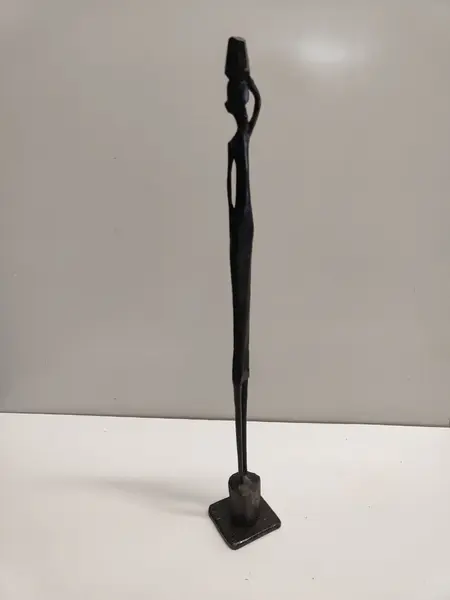 Foto de um(a) Escultura Africana em Madeira Preta, da categoria de Escultura. Escultura africana em madeira preta. Mede: 40,5 cm de altura / 2,5 cm de largura / 1,6 cm de profundidade Peso: 101g. Mostrado de uma perspectiva diferente. Vendido no marketplace Trésors.