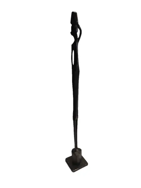 Foto de um(a) Escultura Africana em Madeira Preta, da categoria de Escultura. Escultura africana em madeira preta. Mede: 40,5 cm de altura / 2,5 cm de largura / 1,6 cm de profundidade Peso: 101g. Vendido no marketplace Trésors.