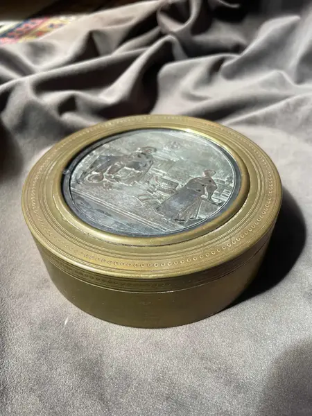 Foto de um(a) Antiga Caixa Porta Joias Artístico Bronze E Prata Assinado, da categoria de Porta-Jóias. Antiga caixa francesa porta joias em bronze trabalhado. Peça feita à mao e assinada.Super versátil e decorativa para um... Mostrado de uma perspectiva diferente. Vendido no marketplace Trésors.