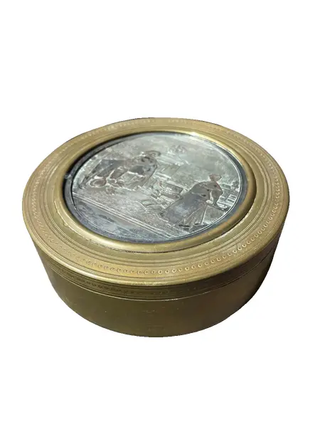 Foto de um(a) Antiga Caixa Porta Joias Artístico Bronze E Prata Assinado, da categoria de Porta-Jóias. Antiga caixa francesa porta joias em bronze trabalhado. Peça feita à mao e assinada.Super versátil e decorativa para um... Vendido no marketplace Trésors.
