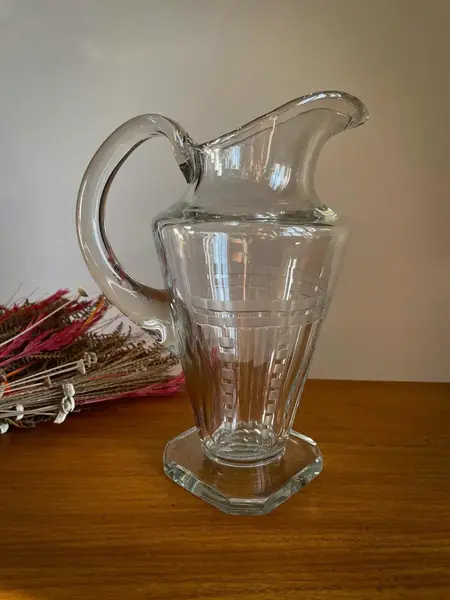 Foto de um(a) Antiga Rara Jarra Art Deco Cristal Bohemia Tcheco Karl Palda, da categoria de Jarros. ~ Karl Palda | Bohemia Glass ~ Antiga e belíssima jarra artística em cristal Tcheco. Elegante lapidação manual com detalhes... Mostrado de uma perspectiva diferente. Vendido no marketplace Trésors.