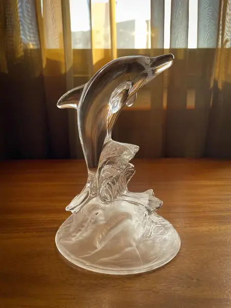 Foto de um(a) Antiga Escultura Art Deco Golfinho Cristal Francês Luminarc, da categoria de Escultura. Luminarc - Verrerie D’arques, France. Antiga e decorativa escultura artística representando golfinho em cristal francês com... Mostrado de uma perspectiva diferente. Vendido no marketplace Trésors.