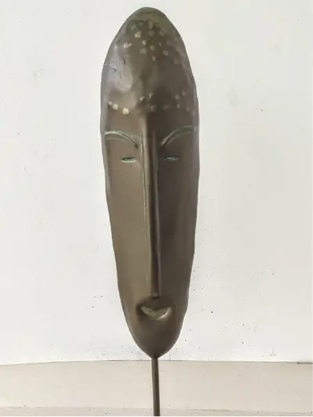 Foto de um(a) Escultura Africana Anos 90, da categoria de Escultura. Escultura em terracota em pátina bronze oxidada, base ebanizada e haste de metal, década de 1990 peça única pelo designer... Mostrado de uma perspectiva diferente. Vendido no marketplace Trésors.