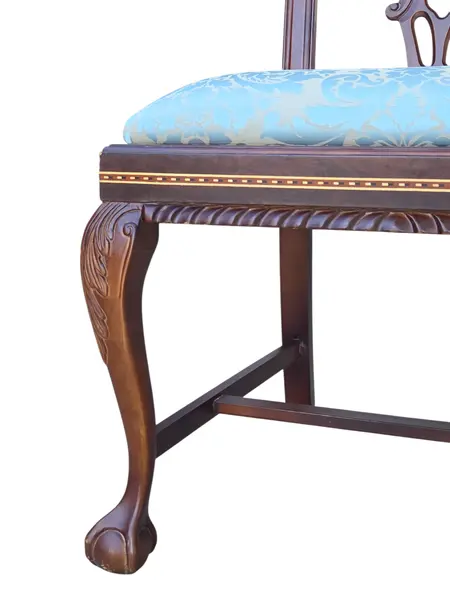 Foto de um(a) Cadeira Chippendale em Imbuia Maciça com Marchetaria e Assento Damasco Azul, da categoria de Outras cadeiras. Elegante cadeira de sala de jantar/reunião (cadeira de sem braços) confeccionada em imbuia maciça. A peça equilibra... Mostrado de uma perspectiva diferente. Vendido no marketplace Trésors.
