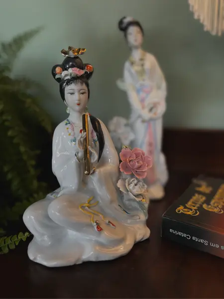 Foto de um(a) Geisha Oriental, da categoria de Modelos e estatuetas. Estatueta decorativa oriental em porcelana, representando uma geisha sentada. A peça destaca-se pela riqueza de detalhes na... Mostrado de uma perspectiva diferente. Vendido no marketplace Trésors.