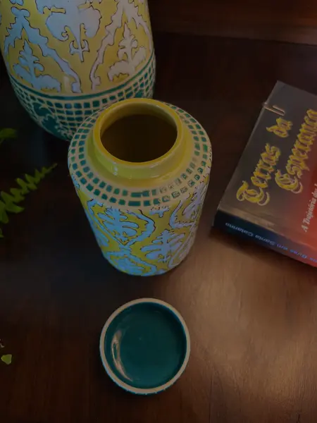 Foto de um(a) Potiche em porcelana pintado a mão, da categoria de Vasos. Potiche decorativo com tampa em porcelana, apresentando formato cilíndrico e design oriental contemporâneo. Peça... Mostrado de uma perspectiva diferente. Vendido no marketplace Trésors.