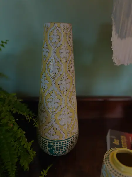 Foto de um(a) Vaso em porcelana pintado a mão, da categoria de Vasos. Vaso decorativo em cerâmica com formato cônico e design oriental contemporâneo. Peça inteiramente pintada à mão,... Mostrado de uma perspectiva diferente. Vendido no marketplace Trésors.