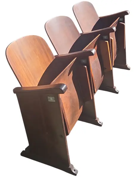 Foto de um(a) Cadeiras de Auditório Antigas Dobráveis em Madeira Nobre, da categoria de Outras cadeiras. Verdadeiro clássico da nostalgia urbana e do design funcional de época. Este conjunto em formato de trio (fileira com 3... Mostrado de uma perspectiva diferente. Vendido no marketplace Trésors.