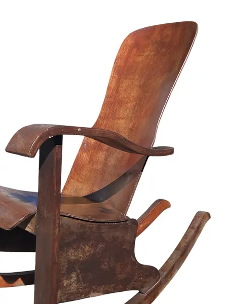 Foto de um(a) Rara Cadeira de Balanço Móveis Cimo Anos 40 – Estrutura Original - Cardeal, da categoria de Outras cadeiras. Uma verdadeira joia do design industrial mobiliário brasileiro. Esta cadeira de balanço legítima da lendária fabricante... Mostrado de uma perspectiva diferente. Vendido no marketplace Trésors.