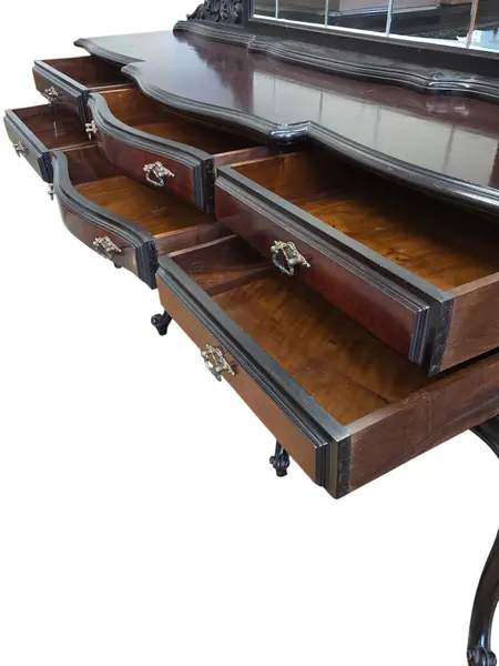 Foto de um(a) Buffet Antigo em Madeira Nobre Luis XV com Espelho Bisotado - Paciornik, da categoria de Aparadores e Buffet. Magnífico Buffet Antigo em Madeira Nobre – Luis XV Uma verdadeira joia do mobiliário antigo, este buffet/balcão combina a... Mostrado de uma perspectiva diferente. Vendido no marketplace Trésors.
