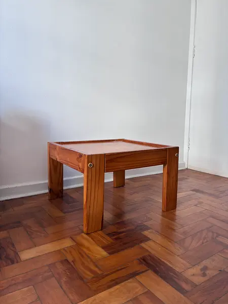 Foto de um(a) Mesa de centro ou lateral Percival LAFER, da categoria de Mesas de centro. Mesa lateral Lafer, em madeira clara, da década de 1970. Mostrado de uma perspectiva diferente. Vendido no marketplace Trésors.