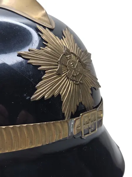 Foto de um(a) Antigo Capacete De Bombeiro Anos 60, da categoria de Outros colecionáveis. Uma verdadeira viagem no tempo! Peça histórica da década de 1960.Vendo capacete de bombeiro original dos anos 60. Uma peça... Mostrado de uma perspectiva diferente. Vendido no marketplace Trésors.