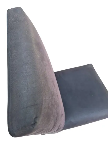 Foto de um(a) Cadeira em Suede Cinza e Pés de Madeira, da categoria de Outras cadeiras. Com um design clean, elegante e altamente versátil, esta cadeira é a escolha perfeita para compor salas de jantar,... Mostrado de uma perspectiva diferente. Vendido no marketplace Trésors.