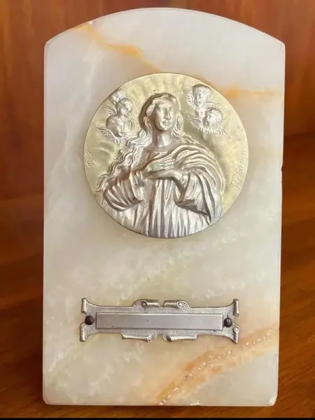 Foto de um(a) Arte Sacra Antiga Imagem Nossa Senhora Imaculada Conceição, da categoria de Objetos religiosos e espirituais. arte sacra. nossa senhora da imaculada conceição.antiga plaquinha artística feita à mão em mármore italiano, com medalhão... Mostrado de uma perspectiva diferente. Vendido no marketplace Trésors.