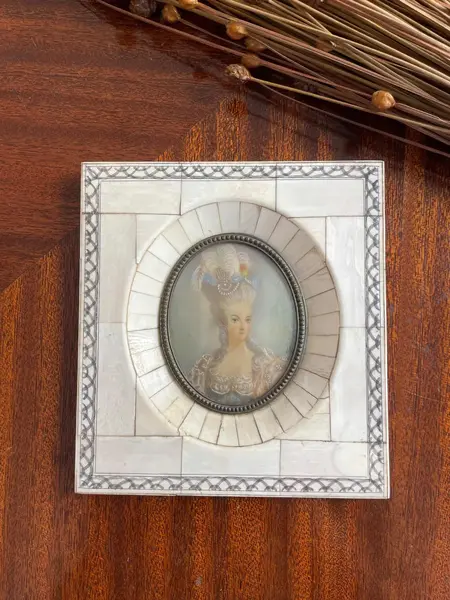 Foto de um(a) Antigo Quadrinho Camafeu Portrait Miniature Pintado Marfim, da categoria de Pinturas. Antigo e legítimo camafeu Portrait miniature em marfim. Pintura manual com bastante riqueza de detalhes. Peça única. Início... Mostrado de uma perspectiva diferente. Vendido no marketplace Trésors.