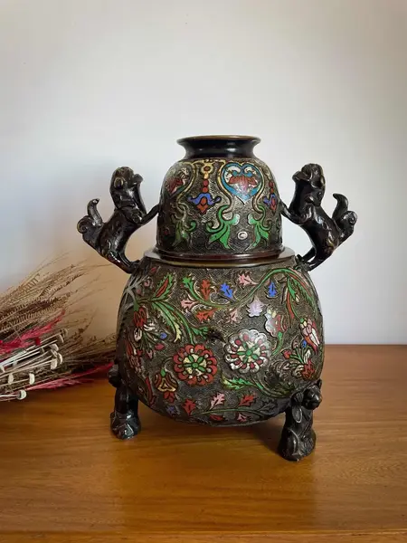 Foto de um(a) Antigo Raro Vaso Jarro Japonês Cães Fó Bronze Cloisonné XIX, da categoria de Vasos. Antigo e imponente vaso artístico com alças em bronze com Cloisonné, peça de excelente qualidade. Linda decoração com flores... Mostrado de uma perspectiva diferente. Vendido no marketplace Trésors.