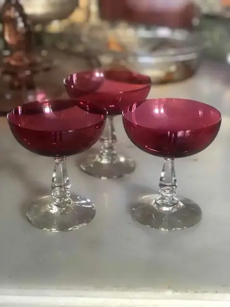 Foto de um(a) Antigas Taças Para Champanhe Cristal Francês Maria Antonieta, da categoria de Taças. Belíssimo e centenário trio de taças para champanhe em cristal francês do início do século passado. Pecas muito elegantes e... Mostrado de uma perspectiva diferente. Vendido no marketplace Trésors.