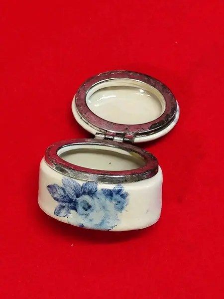 Foto de um(a) Pequena Caixinha em Porcelana Azul Cobalto e Branca, Década de 2000, da categoria de Cestos e Caixas. Pequena caixa de porcelana com estampa floral azul cobalto e branca, fecho em metal, década de 2000. A: 5 cm / L: 7 cm / P:... Mostrado de uma perspectiva diferente. Vendido no marketplace Trésors.