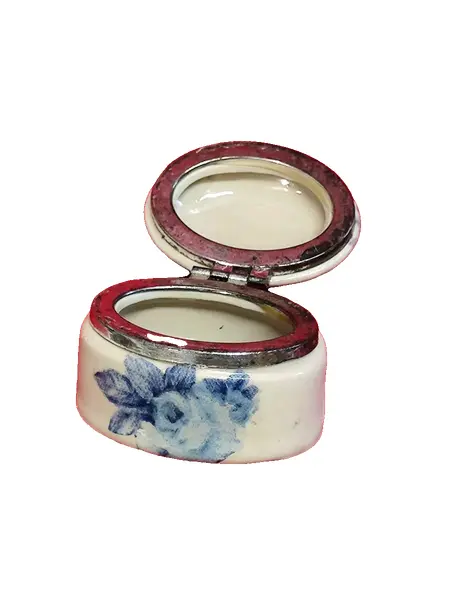 Foto de um(a) Pequena Caixinha em Porcelana Azul Cobalto e Branca, Década de 2000, da categoria de Cestos e Caixas. Pequena caixa de porcelana com estampa floral azul cobalto e branca, fecho em metal, década de 2000. A: 5 cm / L: 7 cm / P:... Vendido no marketplace Trésors.