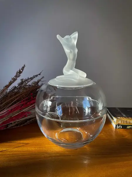 Foto de um(a) Antiga Caixa Bomboniere Dama Cristal Satiné Nachtmann A Deco, da categoria de Porta-Jóias. ~ Natchmann Glass ~Para quem gosta de peças exclusivas! Antiga e belíssima caixa decorativa, bomboniere em cristal da... Mostrado de uma perspectiva diferente. Vendido no marketplace Trésors.