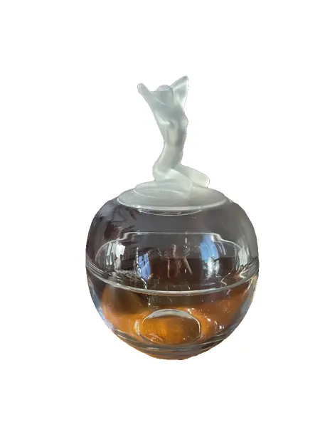 Foto de um(a) Antiga Caixa Bomboniere Dama Cristal Satiné Nachtmann A Deco, da categoria de Porta-Jóias. ~ Natchmann Glass ~Para quem gosta de peças exclusivas! Antiga e belíssima caixa decorativa, bomboniere em cristal da... Vendido no marketplace Trésors.