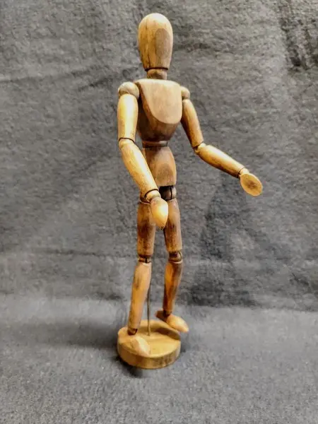 Foto de um(a) Calunga Articulado com Suporte, Década de 2000, da categoria de Modelos e estatuetas. Calunga articulado com suporte em madeira com acabamento em imbuia envelhecido, década de 2000.A: 30 cm / L: 8 cm / P: 3,5cm... Mostrado de uma perspectiva diferente. Vendido no marketplace Trésors.