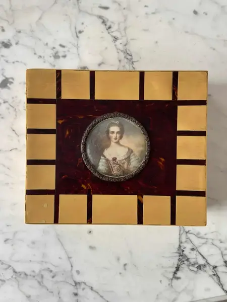 Foto de um(a) Antiga Obra Caixa Decorativa Porta Jóias Madeira Vitoriano, da categoria de Cestos e Caixas. Para quem gosta de peças exclusivas. Antiga e belíssima caixa decorativa porta jóias em madeira de lei, com revestimento de... Mostrado de uma perspectiva diferente. Vendido no marketplace Trésors.