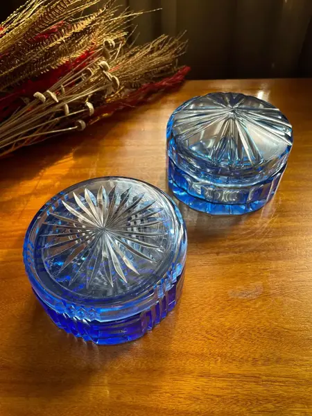Foto de um(a) Antigo Par Caixas Porta Jóias Cristal Tcheco Azul Art Deco, da categoria de Porta-Jóias. ~ Bohemia Glass ~Antigo e incrível par de caixas decorativas/porta jóias em cristal doublé Tcheco, primorosa lapidação... Mostrado de uma perspectiva diferente. Vendido no marketplace Trésors.