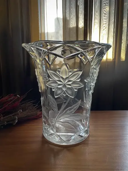 Foto de um(a) Antigo Grande Vaso Jarro Art Deco Em Vidro Floral Satiné, da categoria de Vasos. ~ France Glass ~Antigo e grande vaso em vidro artístico francês satiné. Decoração com flores e folhas em relevo. Peça muito... Mostrado de uma perspectiva diferente. Vendido no marketplace Trésors.