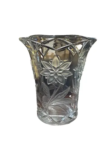 Foto de um(a) Antigo Grande Vaso Jarro Art Deco Em Vidro Floral Satiné, da categoria de Vasos. ~ France Glass ~Antigo e grande vaso em vidro artístico francês satiné. Decoração com flores e folhas em relevo. Peça muito... Vendido no marketplace Trésors.