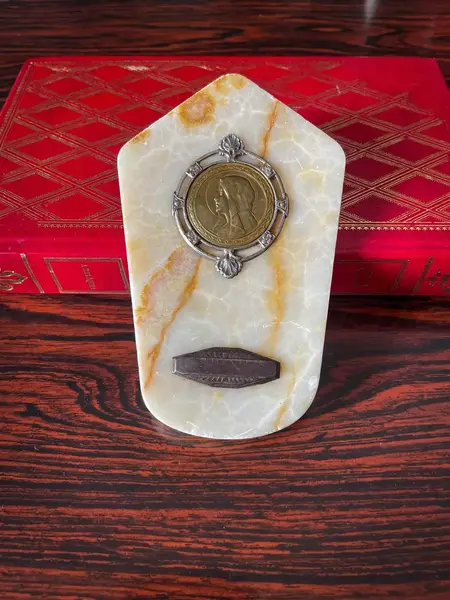 Foto de um(a) Arte Sacra Antiga Plaquinha Decorativa Santa Mármore Itália, da categoria de Objetos religiosos e espirituais. Antiga plaquinha artística feita à mão em mármore italiano, com medalhão central em metais nobres. Peça feita à mão. Muito... Mostrado de uma perspectiva diferente. Vendido no marketplace Trésors.