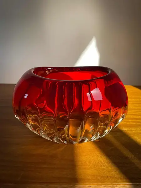 Foto de um(a) Antigo Bowl Decorativo Vaso Em Murano Italiano Art Deco, da categoria de Vasos e recipientes. ~ Fire Glass ~Antigo vaso/bowl decorativo em cristal de Murano Italiano soufflé gomado. Peça artística, feita à mão. Lindas... Mostrado de uma perspectiva diferente. Vendido no marketplace Trésors.
