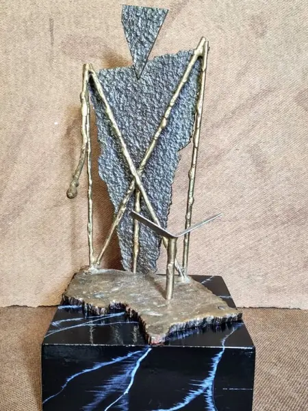 Foto de um(a) Escultura Simone K Lempke, da categoria de Escultura. Escultura em latão e ferro oxidado com base em madeira marmorizada, obra da renomada escultura gaúcha simone kaiserman... Mostrado de uma perspectiva diferente. Vendido no marketplace Trésors.