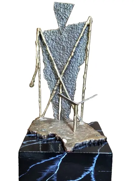 Foto de um(a) Escultura Simone K Lempke, da categoria de Escultura. Escultura em latão e ferro oxidado com base em madeira marmorizada, obra da renomada escultura gaúcha simone kaiserman... Vendido no marketplace Trésors.