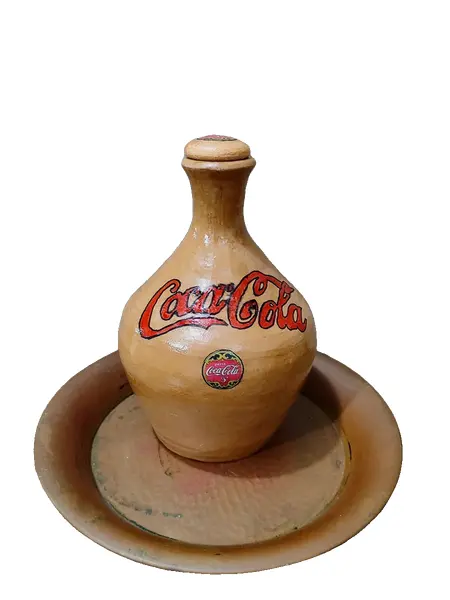 Foto de um(a) Moringa Coca-Cola, da categoria de Garrafas, potes e jarros. Coca cola raíz é outra coisa! Direto do sul de minas gerais, uma velha moringa de barro personalizada. Peça única pelo... Vendido no marketplace Trésors.