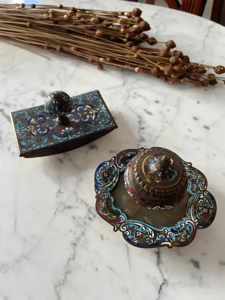 Foto de um(a) Antigo Conjunto Tinteiro Mata Borrão Bronze France Champlevé, da categoria de Itens de Escritório. Antigo e raro conjunto para escritório, composto por tinteiro e mata borrão em bronze doré (banho de ouro) com detalhes em... Mostrado de uma perspectiva diferente. Vendido no marketplace Trésors.