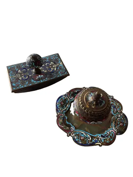 Foto de um(a) Antigo Conjunto Tinteiro Mata Borrão Bronze France Champlevé, da categoria de Itens de Escritório. Antigo e raro conjunto para escritório, composto por tinteiro e mata borrão em bronze doré (banho de ouro) com detalhes em... Vendido no marketplace Trésors.
