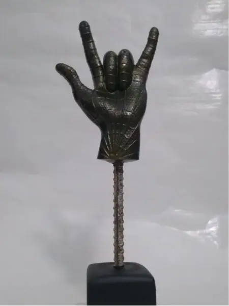 Foto de um(a) Escultura Spiderman / Homem Aranha - Marvel Comics Universe, da categoria de Escultura. Spiderman: escultura em técnica mista com pátina bronze oxidado, haste vergalhão e cubo em madeira ebanizada como base. ... Mostrado de uma perspectiva diferente. Vendido no marketplace Trésors.