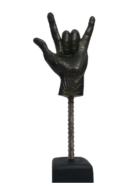 Foto de um(a) Escultura Spiderman / Homem Aranha - Marvel Comics Universe, da categoria de Escultura. Spiderman: escultura em técnica mista com pátina bronze oxidado, haste vergalhão e cubo em madeira ebanizada como base. ... Vendido no marketplace Trésors.