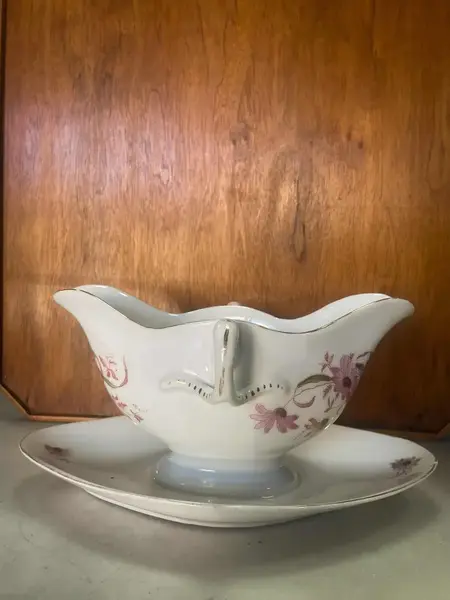 Foto de um(a) Antiga Rara Molheira Porcelana Francesa Vieux Paris Nouveau, da categoria de Cremeiras. Antiga e linda molheira em fina porcelana francesa Vieux Paris, ricamente decorada com flores e acabamentos com filetes em... Mostrado de uma perspectiva diferente. Vendido no marketplace Trésors.