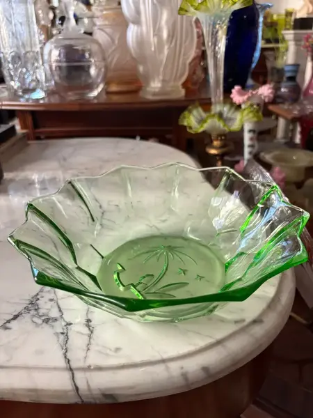Foto de um(a) Antigo Raro Prato Centro De Mesa Cristal Art Deco Uralina, da categoria de Centro de mesa. ~ Uranium Glass ~Antigo e lindo prato centro de mesa em cristal francês verde uralina, lapidado à mão. Período Art Deco.... Mostrado de uma perspectiva diferente. Vendido no marketplace Trésors.