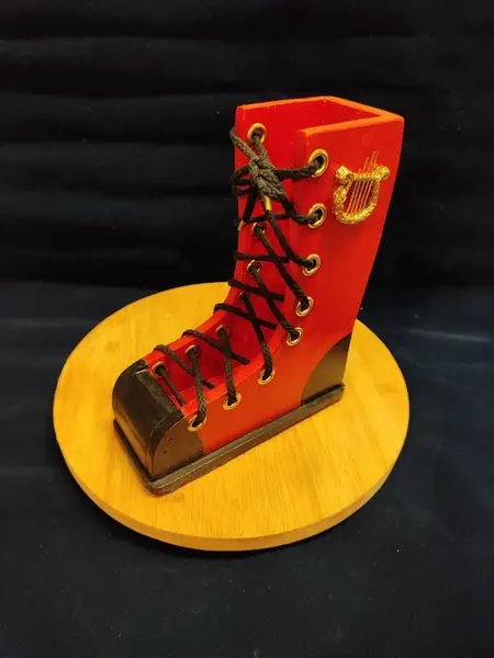 Foto de um(a) Bota Natalina em Madeira Policromada, Década de 2000, da categoria de Outros objetos decorativos. Bota natalina em madeira policromada, com ilhóses dourado e liras douradas no cano, década de 2000. A: 23 cm / L: 18 cm / P:... Mostrado de uma perspectiva diferente. Vendido no marketplace Trésors.