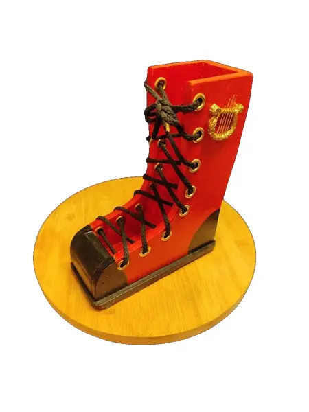 Foto de um(a) Bota Natalina em Madeira Policromada, Década de 2000, da categoria de Outros objetos decorativos. Bota natalina em madeira policromada, com ilhóses dourado e liras douradas no cano, década de 2000. A: 23 cm / L: 18 cm / P:... Vendido no marketplace Trésors.