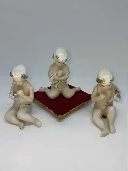 Foto de um(a) Antigo Bibelô Nua Em Biscuit Porcelana Espanhola Marti Piero, da categoria de Modelos e estatuetas. Marti Piero. 3 bibelôs da famosa porcelana espanhola, com filetes de ouro. Medida aproximadamente 8 x 9cm cada. Mostrado de uma perspectiva diferente. Vendido no marketplace Trésors.