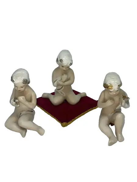 Foto de um(a) Antigo Bibelô Nua Em Biscuit Porcelana Espanhola Marti Piero, da categoria de Modelos e estatuetas. Marti Piero. 3 bibelôs da famosa porcelana espanhola, com filetes de ouro. Medida aproximadamente 8 x 9cm cada. Vendido no marketplace Trésors.