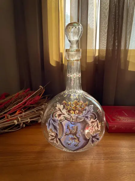Foto de um(a) Antiga Garrafa Licoreira Vidro Artístico Veneziano Vitoriano, da categoria de Garrafas. Antiga garrafa licoreira em vidro artístico veneziano, toda pintada à mão. Decoração com brasão e flores em relevo,... Mostrado de uma perspectiva diferente. Vendido no marketplace Trésors.