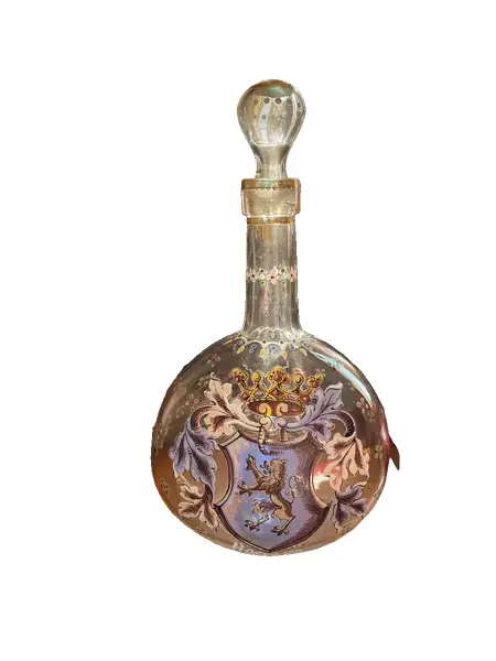 Foto de um(a) Antiga Garrafa Licoreira Vidro Artístico Veneziano Vitoriano, da categoria de Garrafas. Antiga garrafa licoreira em vidro artístico veneziano, toda pintada à mão. Decoração com brasão e flores em relevo,... Vendido no marketplace Trésors.