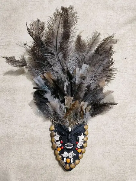 Foto de um(a) Mascara de Parede em Madeira com Decoração, Década de 2000, da categoria de Objetos de parede esculturais. Mascara de parede em madeira com decoração em conchas, dentes de peixe, sementes e cocar com penas. Década de 2000 A: 57cm... Mostrado de uma perspectiva diferente. Vendido no marketplace Trésors.