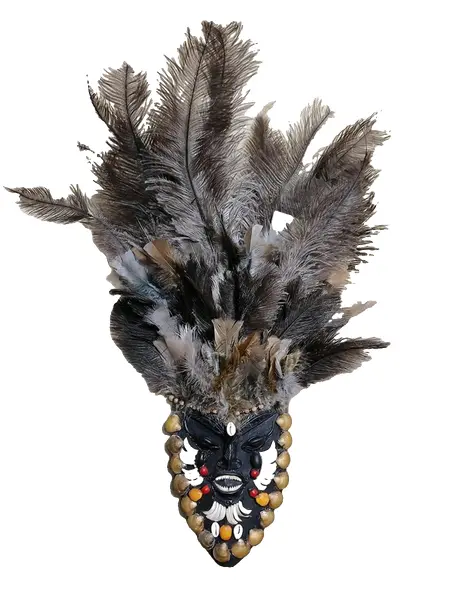 Foto de um(a) Mascara de Parede em Madeira com Decoração, Década de 2000, da categoria de Objetos de parede esculturais. Mascara de parede em madeira com decoração em conchas, dentes de peixe, sementes e cocar com penas. Década de 2000 A: 57cm... Vendido no marketplace Trésors.